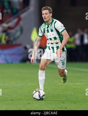 BUDAPEST, UNGHERIA - MAGGIO 11: Kristoffer Zachariassen di Ferencvarosi TC corre con la palla durante la finale di Coppa Ungherese tra Ferencvarosi TC e Paksi FC alla Puskas Arena il 11 maggio 2022 a Budapest, Ungheria. Foto Stock