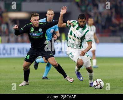 BUDAPEST, UNGHERIA - MAGGIO 11: Aissa Laidouni di Ferencvarosi TC combatte per la palla con Bence Lenzser del Paksi FC durante la finale di Coppa Ungherese tra Ferencvarosi TC e Paksi FC alla Puskas Arena il 11 maggio 2022 a Budapest, Ungheria. Foto Stock