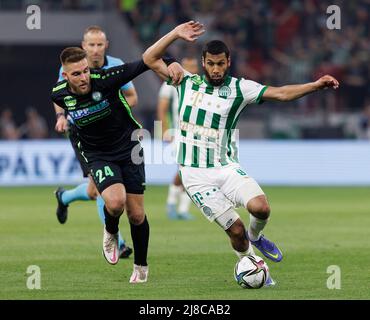 BUDAPEST, UNGHERIA - MAGGIO 11: Aissa Laidouni di Ferencvarosi TC combatte per la palla con Bence Lenzser del Paksi FC durante la finale di Coppa Ungherese tra Ferencvarosi TC e Paksi FC alla Puskas Arena il 11 maggio 2022 a Budapest, Ungheria. Foto Stock