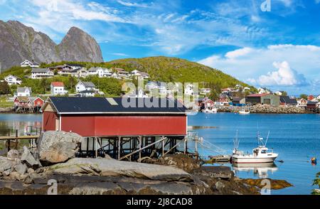 Isole Lofoten della Boathouse norvegese nella contea di Nordland, Norvegia. È noto per un paesaggio caratteristico con montagne e cime spettacolari, mare aperto Foto Stock