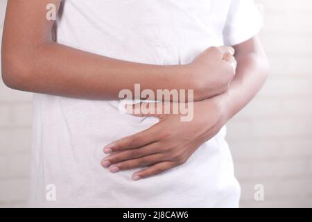 ragazzo adolescente che soffre di mal di stomaco in primo piano. Foto Stock