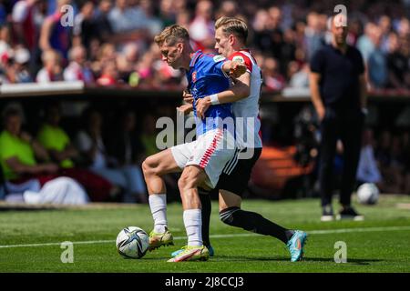 Rotterdam - Gijs Smal di FC Twente, Marcus Holmgren Pedersen di Feyenoord durante la partita tra Feyenoord e FC Twente allo Stadion Feijenoord de Kuip il 15 maggio 2022 a Rotterdam, Olanda. (Da Box a Box Pictures/Tom Bode) Foto Stock