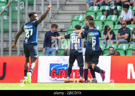 GRONINGEN, PAESI BASSI - MAGGIO 15: Roberts Uldrikis di SC Cambuur festeggia il traguardo durante la partita olandese Erevisione tra FC Groningen e SC Cambuur allo stadio di Euroborg il 15 Maggio 2022 a Groningen, Paesi Bassi (Foto di Henk Jan Dijks/Orange Pictures) Foto Stock