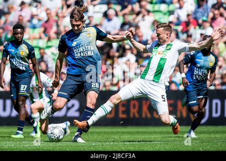 GRONINGEN - (lr) Roberts Uldrikis di SC Cambuur, Mike te Wierik del FC Groningen durante la partita olandese Eredivie tra FC Groningen e SC Cambuur allo stadio di Euroborg il 15 maggio 2022 a Groningen, Paesi Bassi. LASKER COR ANP Foto Stock