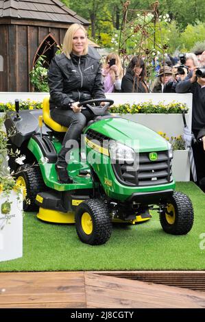 Zara Phillips, VIP and Press Day, 50th anni di John Deere's Worldwide Lawn and Turf Business, RHS Chelsea Flower Show, Royal Hospital, Londra. REGNO UNITO Foto Stock