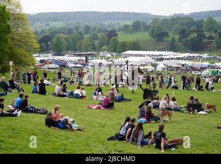 Gli spettatori guardano avanti durante il terzo giorno dei Chatsworth International Horse Trails presso Chatsworth House, Bakewell. Data foto: Domenica 15 maggio 2022. Foto Stock