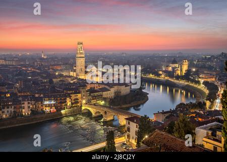 Verona, città d'Italia sul fiume Adige al crepuscolo. Foto Stock