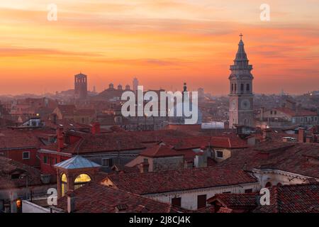 Venezia, skyline sul tetto in Italia e monumenti storici al tramonto. Foto Stock