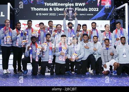 (220515) -- BANGKOK, 15 maggio 2022 (Xinhua) -- membri della squadra India partecipano alla cerimonia di premiazione dopo la partita finale tra Indonesia e India al torneo di badminton della Thomas Cup a Bangkok, Thailandia, 15 maggio 2022. (Xinhua/Wang Teng) Foto Stock