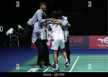 (220515) -- BANGKOK, 15 maggio 2022 (Xinhua) -- i membri della squadra India celebrano dopo la partita finale tra Indonesia e India al torneo di badminton della Thomas Cup a Bangkok, Thailandia, 15 maggio 2022. (Xinhua/Wang Teng) Foto Stock