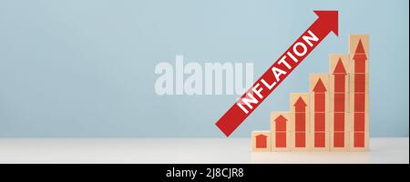Inflazione monetaria. Scala di cubi con frecce che indicano un aumento dell'inflazione. Prezzo di vendita e concetto di aumento delle tasse. Inflazione, iperinflazione. Risin Foto Stock