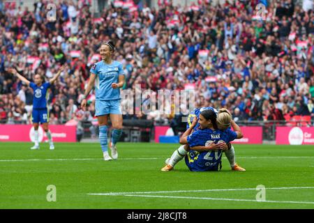 Londra, Regno Unito. 15th maggio 2022; Wembley Stadium, Londra Inghilterra; finale della fa Cup femminile, Chelsea Women versus Manchester City Women: Sam Kerr e Pernille Harder di Chelsea celebrano nei 17th minuti in quello che si è rivelato essere un obiettivo non consentito per l'offside. Credit: Action Plus Sports Images/Alamy Live News Foto Stock