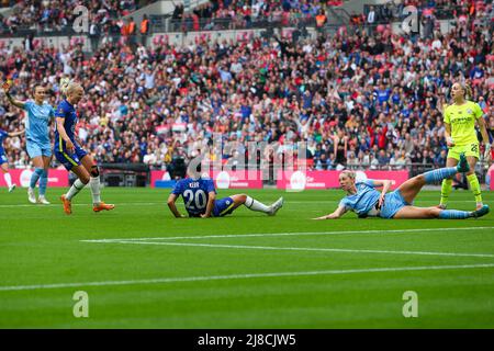 Londra, Regno Unito. 15th maggio 2022; Wembley Stadium, Londra Inghilterra; Womens fa Cup Final, Chelsea Women versus Manchester City Women: I giocatori guardano come Sam Kerr del Chelsea segna nei 17th minuti, ma l'obiettivo è stato vietato per offside. Credit: Action Plus Sports Images/Alamy Live News Foto Stock