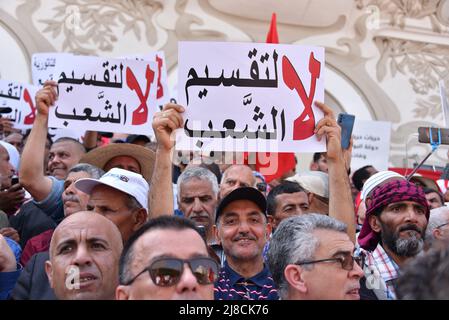 I manifestanti tunisini hanno fatto scattare bandiere e cartelloni rase, dimostrando contro il loro presidente nella capitale Tunisi, il 15 maggio 2022. Lo scorso luglio, il presidente tunisino Kais Saied ha sospeso bruscamente il sistema misto presidenziale-parlamentare sancito dalla costituzione tunisina del 2014, un compromesso duramente conquistato tra i campi ideologici rivali raggiunto tre anni dopo la rivolta del dittatore Zine El Abidine ben Ali.(Foto di Jdidi Wassim/Sipa USA) Foto Stock