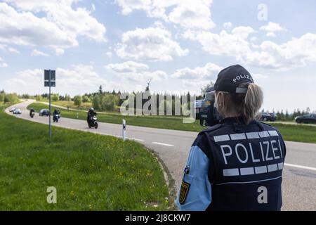 15 maggio 2022, Baden-Wuerttemberg, Pforzheim: Un poliziotto misura la velocità dei motociclisti. La sede della polizia di Pforzheim sta effettuando oggi un controllo motociclistico su larga scala sul B500 nel distretto di Freudenstadt. Foto: Philipp von Ditfurth/dpa Foto Stock