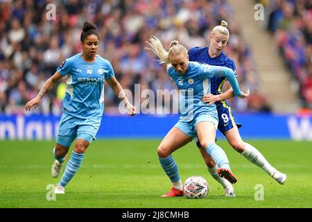 Alex Greenwood di Manchester City e Bethany England di Chelsea (a destra) lottano per la palla durante la finale della Coppa delle Donne di Vitality al Wembley Stadium di Londra. Data foto: Domenica 15 maggio 2022. Foto Stock