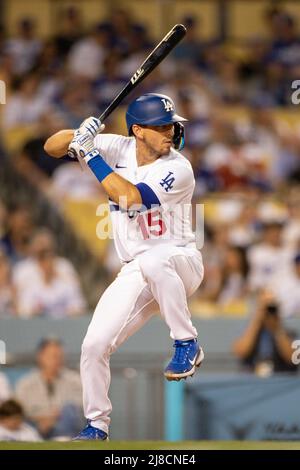 Il catcher di Los Angeles Dodgers Austin Barnes (15) attende il campo durante una partita della MLB della stagione regolare contro i Los Angeles Dodgers, venerdì 13 maggio 2 Foto Stock