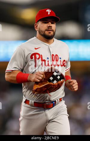 I Philadelphia Phillies, il fielder di sinistra Kyle Schwarber (12), scaccia fuori dal campo durante una partita della stagione regolare della MLB contro i Los Angeles Dodgers, venerdì, ma Foto Stock