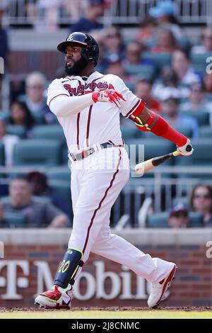 ATLANTA, GA - 14 MAGGIO: Gli Atlanta Braves lasciarono Marcell Ozuna (20) battute durante una partita della MLB contro i San Diego Padres a Truist Park il 14 maggio 2022 ad Atlanta, Georgia. (Foto di Joe Robbins/immagine di Sport) Foto Stock