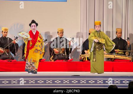 La tradizionale danza Ryukyu si esibirà durante la cerimonia del 50th° anniversario della riconversione di Okinawa a Ginowan, nella Prefettura di Okinawa, in Giappone, domenica 15 maggio 2022. Foto di Keizo Mori/UPI Foto Stock