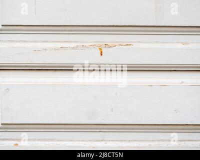 Sportello in lamiera gramollato. Porta chiusa. Foto Stock