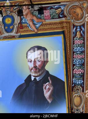 Arazzo con il ritratto del nuovo san Cesare de Bus francese durante una messa di canonizzazione celebrata da Papa Francesco in Piazza San Pietro in Vaticano il 15 maggio 2022 creando 10 nuovi santi, in presenza di oltre 50, 000 fedeli provenienti da tutto il mondo. Foto di Eric Vandeville/ABACAPRESS.COM Foto Stock