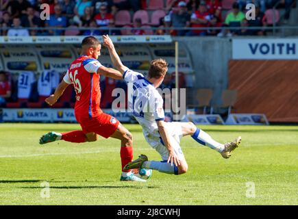 15 maggio 2022, Baden-Wuerttemberg, Heidenheim: Calcio: 2nd Bundesliga, 1. FC Heidenheim - Karlsruher SC, Matchday 34, Voith Arena. Kevin Sessa di Heidenheim (l) ottiene il meglio di Jannis Rabold di Karlsruher e segna le 2:0. Foto: Stefan Puchner/dpa - NOTA IMPORTANTE: In conformità con i requisiti della DFL Deutsche Fußball Liga e della DFB Deutscher Fußball-Bund, è vietato utilizzare o utilizzare fotografie scattate nello stadio e/o della partita sotto forma di immagini di sequenza e/o serie di foto video-simili. Foto Stock