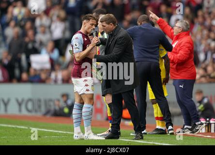 Steven Gerrard, direttore dell'Aston Villa, parla con Matty Cash sulla linea di contatto durante la partita della Premier League a Villa Park, Birmingham. Data foto: Domenica 15 maggio 2022. Foto Stock