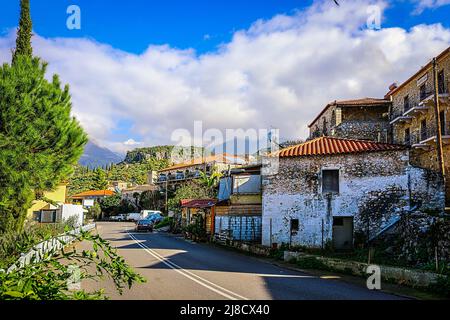 Scena stradale a Kardamili Grecia sotto il Monte Taygetus sulla penisola di mani sul Peloponneso - edifici rustici con tetti di tegole sono costruiti su collina Foto Stock