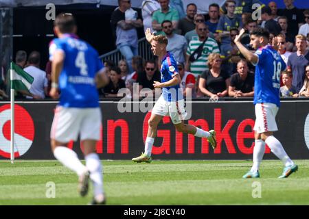 ROTTERDAM, PAESI BASSI - MAGGIO 15: Gijs Smal del FC Twente festeggia dopo aver segnato i suoi lati secondo gol durante la partita olandese Eredivie tra Feyenoord e FC Twente allo Stadion Feijenoord il 15 maggio 2022 a Rotterdam, Paesi Bassi (Foto di Herman Dingler/Orange Pictures) Foto Stock