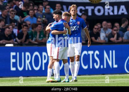 ROTTERDAM, PAESI BASSI - MAGGIO 15: Gijs Smal del FC Twente festeggia con Dimitris Limnios del FC Twente dopo aver segnato il suo secondo gol ai lati durante la partita olandese Eredivie tra Feyenoord e FC Twente allo Stadion Feijenoord il 15 Maggio 2022 a Rotterdam, Paesi Bassi (Foto di Herman Dingler/Orange Pictures) Foto Stock