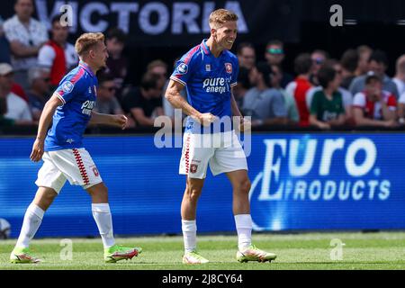 ROTTERDAM, PAESI BASSI - MAGGIO 15: Gijs Smal del FC Twente festeggia dopo aver segnato i suoi lati secondo gol durante la partita olandese Eredivie tra Feyenoord e FC Twente allo Stadion Feijenoord il 15 maggio 2022 a Rotterdam, Paesi Bassi (Foto di Herman Dingler/Orange Pictures) Foto Stock