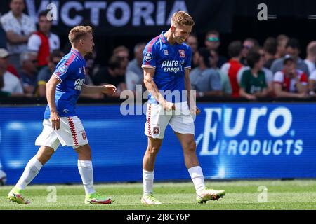 ROTTERDAM, PAESI BASSI - MAGGIO 15: Gijs Smal del FC Twente festeggia dopo aver segnato i suoi lati secondo gol durante la partita olandese Eredivie tra Feyenoord e FC Twente allo Stadion Feijenoord il 15 maggio 2022 a Rotterdam, Paesi Bassi (Foto di Herman Dingler/Orange Pictures) Foto Stock