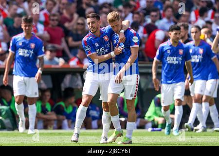 ROTTERDAM, PAESI BASSI - MAGGIO 15: Gijs Smal del FC Twente festeggia con Julio Pleguezuelo del FC Twente dopo aver segnato il suo secondo gol ai lati durante la partita olandese Eredivie tra Feyenoord e FC Twente allo Stadion Feijenoord il 15 Maggio 2022 a Rotterdam, Paesi Bassi (Foto di Herman Dingler/Orange Pictures) Foto Stock