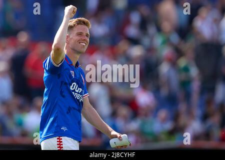 ROTTERDAM, PAESI BASSI - MAGGIO 15: Gijs Smal del FC Twente festeggia la vittoria ai suoi lati durante la partita olandese Eredivie tra Feyenoord e FC Twente allo Stadion Feijenoord il 15 maggio 2022 a Rotterdam, Paesi Bassi (Foto di Herman Dingler/Orange Pictures) Foto Stock