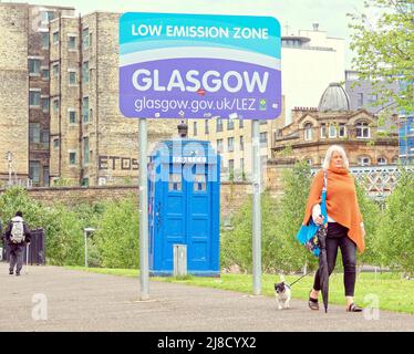 Glasgow, Scozia, Regno Unito 15th maggio 2022. Cartello a basse emissioni di fronte al tardis Credit Gerard Ferry/Alamy Live News Foto Stock