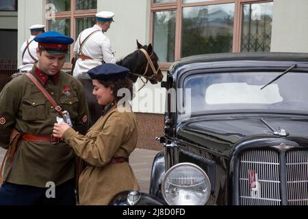 Mosca, Russia. 15th maggio 2022. La stazione di Park Kultury rienacts in una strada prima di un ingresso alla stazione la cerimonia del 1935 per lanciare la prima linea in assoluto al fine di celebrare il 87th compleanno della metropolitana di Mosca, Russia. Nikolay Vinokurov/Alamy Live News Foto Stock