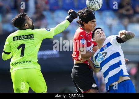 ZWOLLE - il portiere di PEC Zwolle Kostas Lamprou, il giocatore di PSV Erick Gutierez, il giocatore di PEC Zwolle Slobodan Tedic durante la partita olandese di Eredivie tra PEC Zwolle e PSV allo stadio MAC3Park il 15 maggio 2022 a Zwolle, Paesi Bassi. ANP OLAF KRAAK Foto Stock