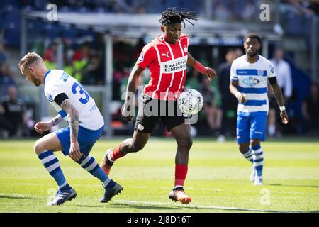 ZWOLLE - il giocatore di PEC Zwolle Maikel van der Werff, il giocatore di PSV Johan Bakayoko durante la partita olandese di Eredivie tra PEC Zwolle e PSV allo stadio MAC3Park il 15 maggio 2022 a Zwolle, Paesi Bassi. ANP OLAF KRAAK Foto Stock