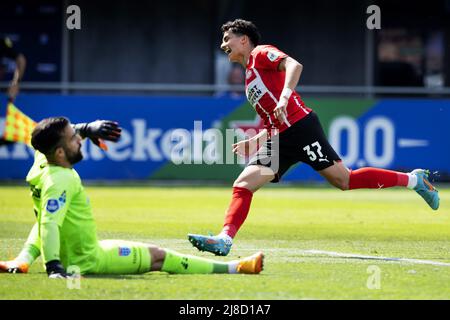 ZWOLLE - il portiere di PEC Zwolle Kostas Lamprou, Richard Ledezma del PSV segna durante la partita olandese Erevisione tra PEC Zwolle e PSV allo stadio MAC3Park il 15 maggio 2022 a Zwolle, Paesi Bassi. ANP OLAF KRAAK Foto Stock