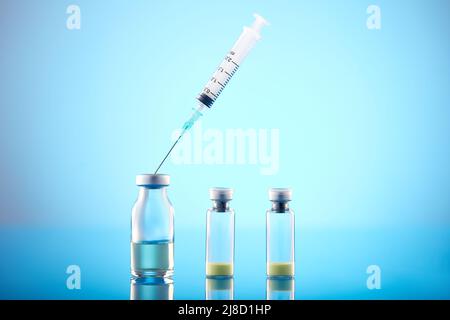 Flaconcino di vaccino dose influenza shot siringa ago di farmaco. Foto Stock