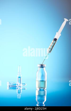 Flaconcino di vaccino dose influenza shot siringa ago di farmaco. Foto Stock