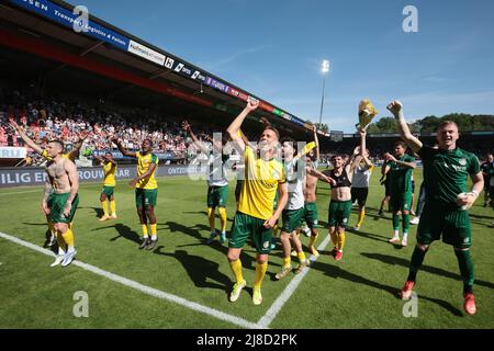 NIJMEGEN - Fortuna Sittard i giocatori incoraggiano i tifosi dopo la partita olandese Eredivie tra NEC e Fortuna Sittard a De Goffert il 15 maggio 2022 a Nijmegen, Olanda. ANP JEROEN PUTMANS Foto Stock