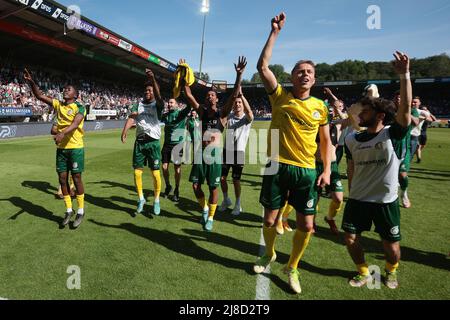 NIJMEGEN - Fortuna Sittard i giocatori incoraggiano i tifosi dopo la partita olandese Eredivie tra NEC e Fortuna Sittard a De Goffert il 15 maggio 2022 a Nijmegen, Olanda. ANP JEROEN PUTMANS Foto Stock