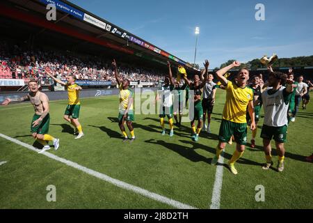 NIJMEGEN - Fortuna Sittard i giocatori incoraggiano i tifosi dopo la partita olandese Eredivie tra NEC e Fortuna Sittard a De Goffert il 15 maggio 2022 a Nijmegen, Olanda. ANP JEROEN PUTMANS Foto Stock