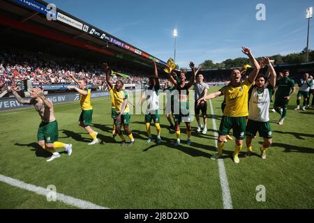 NIJMEGEN - Fortuna Sittard i giocatori incoraggiano i tifosi dopo la partita olandese Eredivie tra NEC e Fortuna Sittard a De Goffert il 15 maggio 2022 a Nijmegen, Olanda. ANP JEROEN PUTMANS Foto Stock