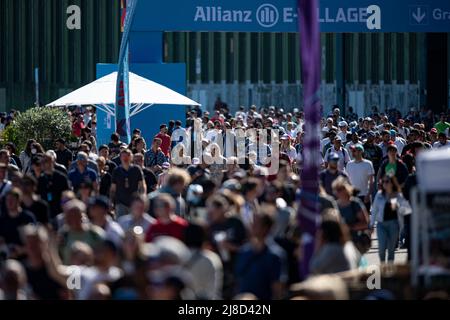 15 maggio 2022, Berlino: Formula e: Berlino e-Prix a Tempelhofer Feld, gara: La gente cammina attraverso i terreni in pista. Foto: Fabian Sommer/dpa Foto Stock