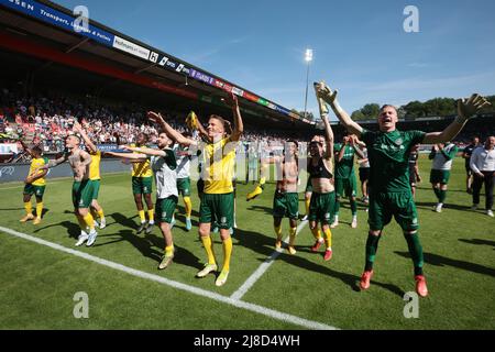 NIJMEGEN - Fortuna Sittard i giocatori incoraggiano i tifosi dopo la partita olandese Eredivie tra NEC e Fortuna Sittard a De Goffert il 15 maggio 2022 a Nijmegen, Olanda. ANP JEROEN PUTMANS Foto Stock