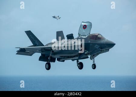 US Marine Corps F-35B Lightning II aereo da caccia, attaccato ai Knightriders of Marine Medium Tiltrotor Squadron 164, approccio per un atterraggio verticale sul ponte di volo della nave d'assalto anfibio classe Wasp USS Makin Island, 8 aprile 2021 che opera sul Mar Cinese Meridionale. Foto Stock