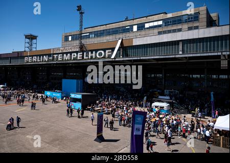 15 maggio 2022, Berlino: Formula e: Berlino e-Prix a Tempelhofer Feld, gara: Gli spettatori corrono attraverso i terreni accanto alla pista. Foto: Fabian Sommer/dpa Foto Stock